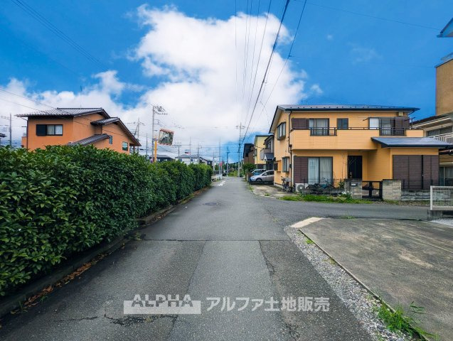 中古戸建て　昭島市拝島町4丁目の前面道路含む現地写真|【Gentle Time】◆やさしい時間が流れる場所◆
包み込むような空間が、日々の緊張をそっと解く。ここで過ごすうちに、時間も人との関係も、心地よく変化していく。