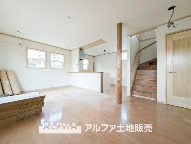 中古戸建て　昭島市拝島町4丁目の居間・リビング|【Living Room】
◆家族時間を育む◆
朝は食卓を囲み、昼はお子様の遊び場、夜は家族団らんのひととき。時間帯ごとに異なる役割を担い、暮らしの中心となるリビングです。