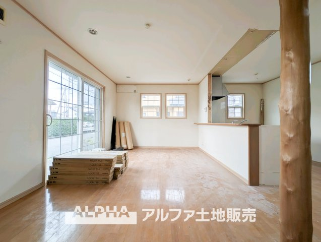 中古戸建て　昭島市拝島町4丁目の居間・リビング|【Time Together】
◆日常を彩る空間◆
食事や会話、読書や映画鑑賞など、ご家族それぞれの過ごし方を受け止めるリビング。何気ない日常を心地よい時間へとつなげます。