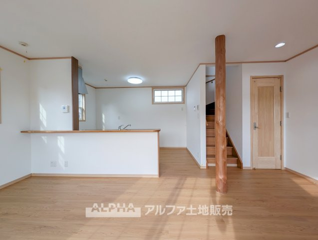 中古戸建て　昭島市拝島町4丁目の居間・リビング|【Time Together】
◆日常を彩る空間◆
食事や会話、読書や映画鑑賞など、ご家族それぞれの過ごし方を受け止めるリビング。何気ない日常を心地よい時間へとつなげます。