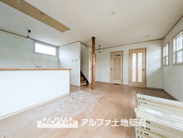 中古戸建て　昭島市拝島町4丁目の居間・リビング|【Family Living】
◆家族が集うリビング◆
食事のあとも自然と会話が弾み、テレビを囲んでくつろぐ時間を楽しめるリビング。家族が顔を合わせる機会を自然と育む空間です。