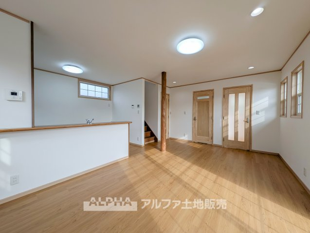 中古戸建て　昭島市拝島町4丁目の居間・リビング|【Family Living】
◆家族が集うリビング◆
食事のあとも自然と会話が弾み、テレビを囲んでくつろぐ時間を楽しめるリビング。家族が顔を合わせる機会を自然と育む空間です。
