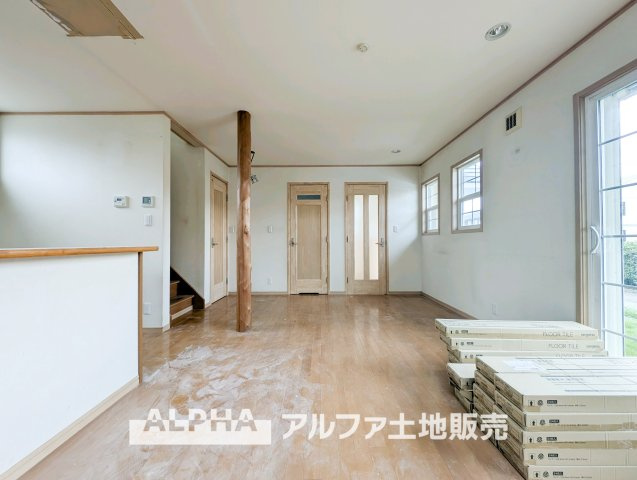 中古戸建て　昭島市拝島町4丁目の居間・リビング|【Flexible Space】
◆暮らしに寄り添う◆
食事や団らん、テレワークやお子様の勉強スペースなど、多彩な用途に対応するリビング。ライフスタイルに合わせて活用できます。