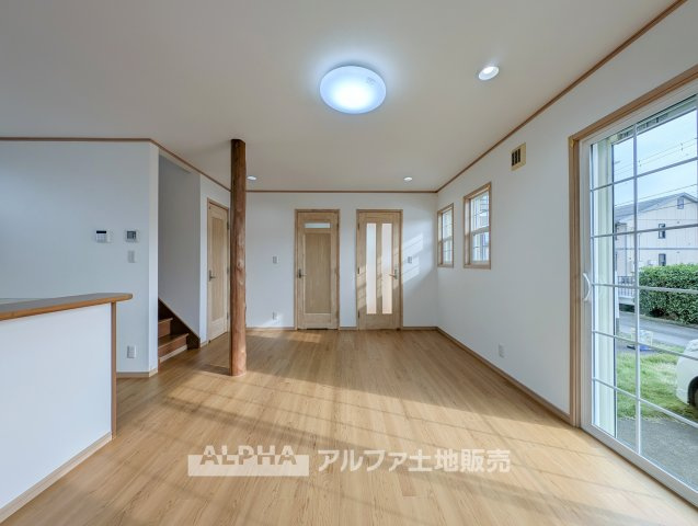 中古戸建て　昭島市拝島町4丁目の居間・リビング|【Flexible Space】
◆暮らしに寄り添う◆
食事や団らん、テレワークやお子様の勉強スペースなど、多彩な用途に対応するリビング。ライフスタイルに合わせて活用できます。