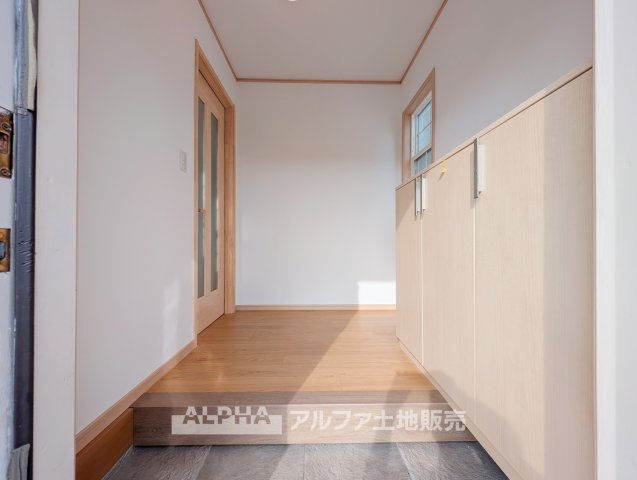 中古戸建て　昭島市拝島町4丁目の玄関|【Welcome Space】
◆玄関◆帰宅時にほっとできる、穏やかな空気感の玄関。整った空間が日々の切り替えを自然にサポートし、来客時にも好印象を与えます。