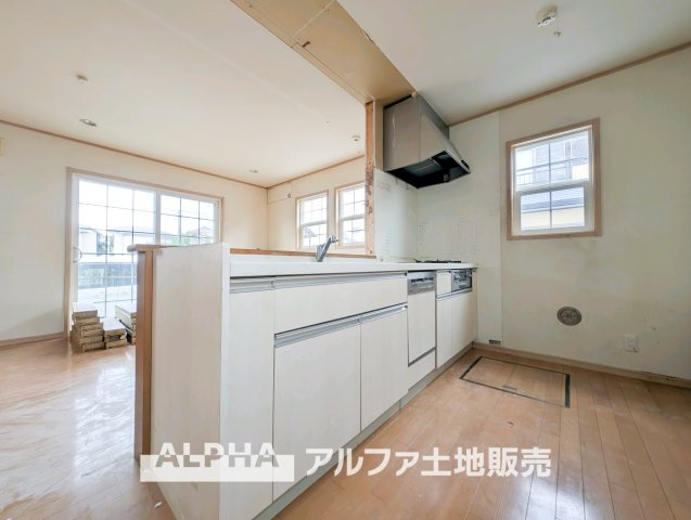 中古戸建て　昭島市拝島町4丁目のキッチン|【Feel at Home】
◆自然と居場所になる◆料理をしながら会話が広がる、家族との時間を大切にできるキッチン。空間全体に統一感があり、住まいにやさしいぬくもりを感じられます。