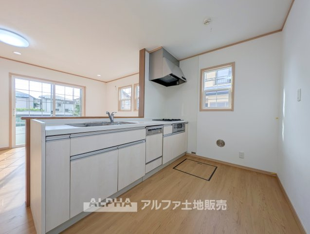 中古戸建て　昭島市拝島町4丁目のキッチン|【Feel at Home】
◆自然と居場所になる◆料理をしながら会話が広がる、家族との時間を大切にできるキッチン。空間全体に統一感があり、住まいにやさしいぬくもりを感じられます。