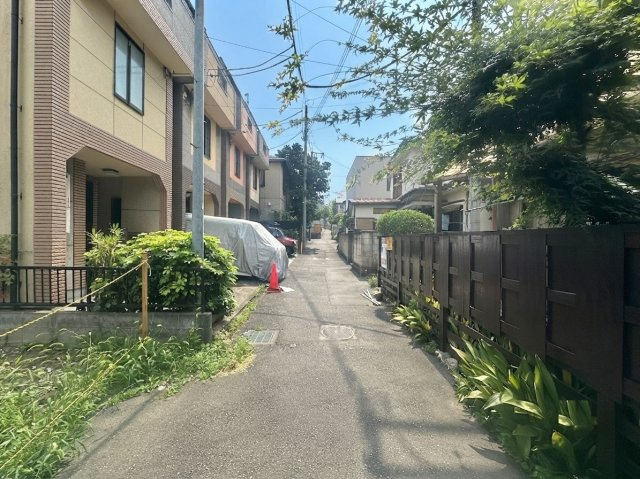 豊島区上池袋4丁目 限定1棟の前面道路含む現地写真|4路線4駅利用可能なアクティブな立地
　・東武東上線「北池袋」駅徒歩5分
　・埼京線「板橋」駅徒歩7分
　・三田線「西巣鴨」駅徒歩13分
　・荒川線「巣鴨新田」駅徒歩13分
～利便施設も近く生活しやす