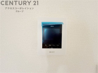 訪問者が来たときにテレビ画面で確認できるため、安心してドアを開けられます。録画機能があるものもあり、留守中に来訪者を記録しておくことができます。利便性が高く、セキュリティ面でも安心です。