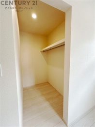 収納力が高く洋服や小物を整理しやすく、更衣室のように使え、部屋がすっきり保てます。収納の配置を自由に調整でき、換気性が良く防湿・防虫対策も可能。快適で機能的な生活空間を実現できます♪