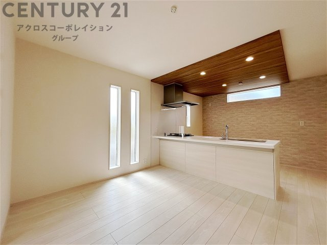 キッチン前のダイニングスペース　カウンターキッチンから料理の受け渡し等に便利です。ダイニングセットを置いても十分な広さを確保。