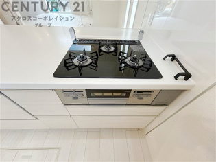 多数の調理器具を同時に使用でき、料理の効率化が可能。省エネで節約になり、様々な料理スタイルに適応できます。また、火力調整が独立しており、手入れや掃除もしやすく、今よりもっとお料理が楽しくなるかも。