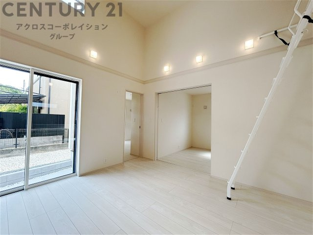 勾配天井の広々とした空間が特徴のリビングスペースになります♪