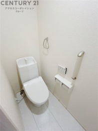 温水洗浄便座付トイレは温水洗浄機能により、暖かい水でおしりを洗浄することができ、冷たい水を使う従来の便座に比べ、温水洗浄機能で暖かいトイレを提供し、快適な使用を可能にします。