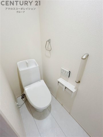 温水洗浄便座付トイレは温水洗浄機能により、暖かい水でおしりを洗浄することができ、冷たい水を使う従来の便座に比べ、温水洗浄機能で暖かいトイレを提供し、快適な使用を可能にします。