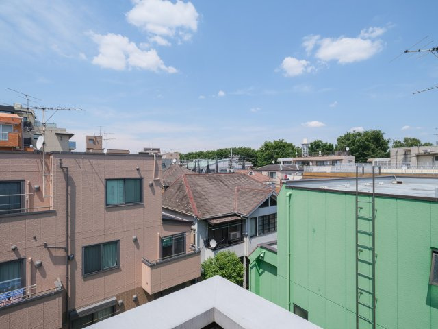ピアース阿佐ヶ谷のバルコニー|ルーフバルコニーからは思わず伸びをしたくなるような開放的な青空を望めます。開けた空を眺めながらほっと一息つき、日常をアップデートできる空間です