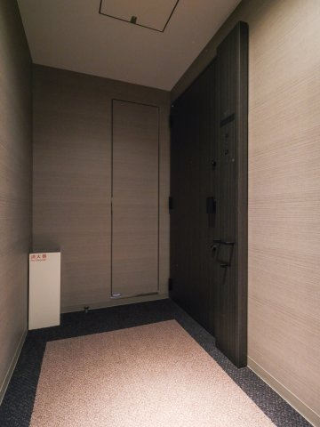 ピアース阿佐ヶ谷のその他共用部分|エレベーターを降りてお部屋へと続く廊下は、ホテルライクな内廊下設計です。外気の影響を受けにくく、プライバシーも守られやすいです。