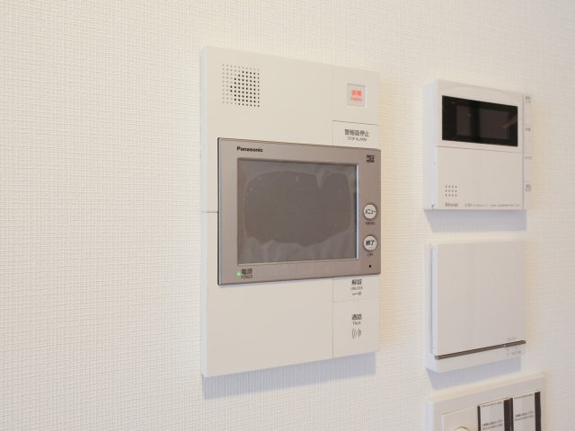 ピアース阿佐ヶ谷のセキュリティ|◆TVモニター付インターホン◆訪ねてきた相手をモニター越しに確認でき、防犯対策に役立ちます。インターホン越しに話をすることが可能です