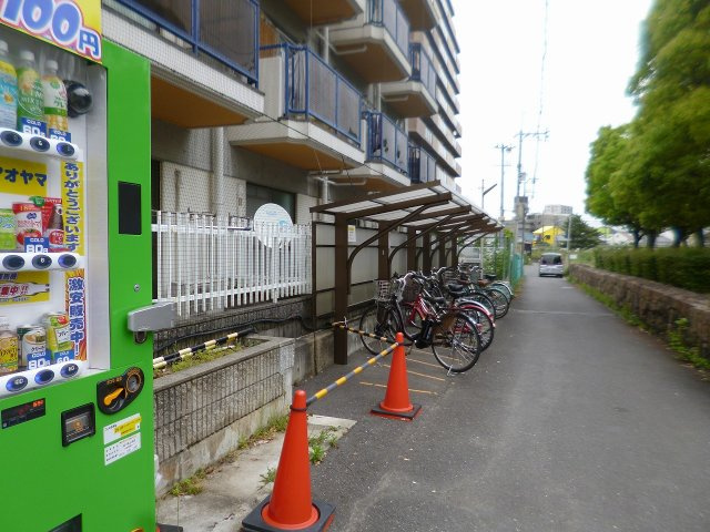 高槻市南芥川町の賃貸マンションの駐車場