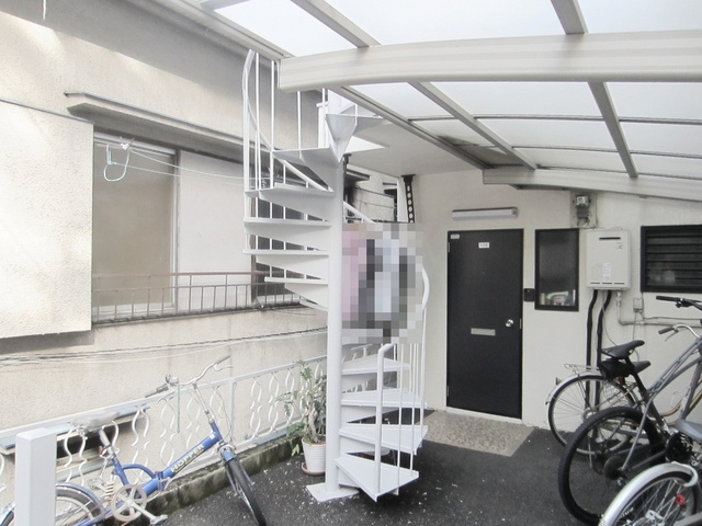 サンエール東十条のエントランス|らせん階段がオシャレ！