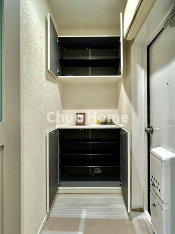 マンション第2木場の玄関|【玄関】玄関には大型のシューズクローゼットを設置しておりますのでいつでもスッキリりとした空間を保てます。玄関周りを清潔に使うのはとても大事なことですよね。