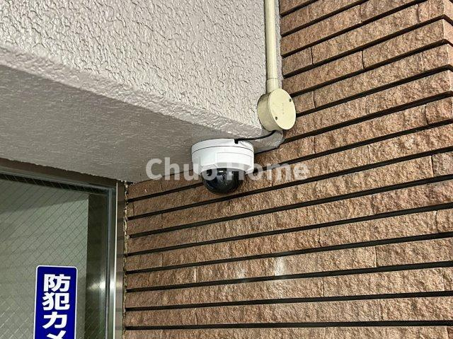 マンション第2木場の防犯設備|【防犯カメラ】何かあった時の大事な証拠になることももちろんなりますが、防犯というくらいですので大事なのは防犯カメラがあることによって抑止力につながることですよね。