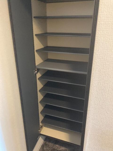 ガーネットロワの玄関