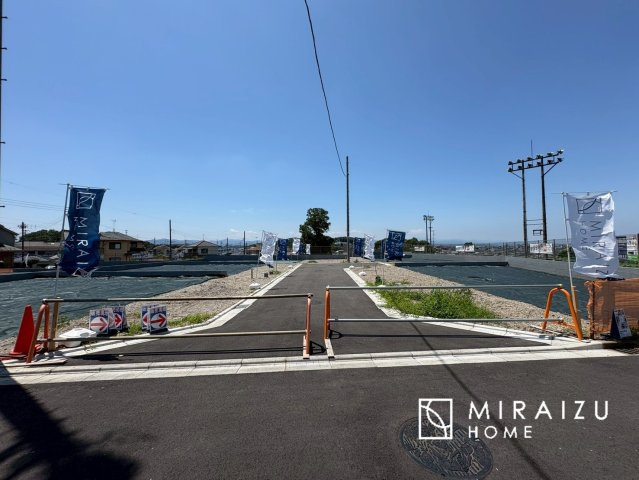 【前面道路含む現地写真】 | 陽の光をたっぷりと浴びながら気持ち良く生活ができます。夢のマイホーム、夢ではなく実現出来ます！見学・ご相談などお気軽にご連絡ください♪