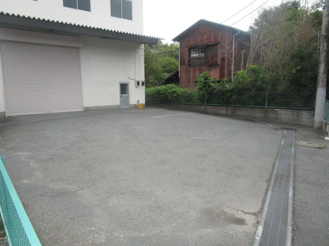 横浜市旭区上川井町の倉庫の駐車場