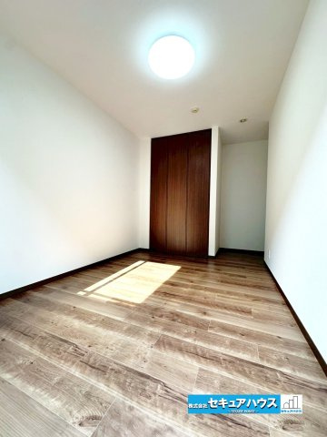 【中古戸建】名古屋市南区曽池町1丁目の洋室|【１F洋室5.5帖】
◆フローリング張替え済み
◆ベッドを置いて主寝室としてはもちろん、子ども部屋や書斎、趣味のお部屋などライフスタイルに合わせて幅広く活用できます。　　　　　　　　　　　　　　　　　