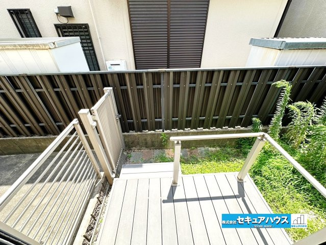 【中古戸建】名古屋市南区曽池町1丁目のその他|【洋室5.5帖からのデッキ】
◆室内とつながるウッドデッキは、開放感あふれる心地よい空間です。天気の良い日はティータイムや読書を楽しんだり、お子さまやペットの遊び場としても活躍。　　　　　　　　　　　