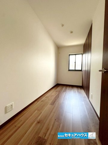 【中古戸建】名古屋市南区曽池町1丁目の洋室|【１F納戸】
◆季節物の家電や衣類、防災用品などをすっきり収納できる便利な納戸です。生活空間を広く保ちながら、日用品のストックもまとめて管理できるため、お部屋をいつでもきれいな状態に保てます。　　　　