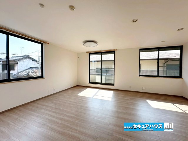 【中古戸建】名古屋市南区曽池町1丁目の居間・リビング|【２Fリビング】
◆フローリング張替え済み
◆明るい陽射しがたっぷり差し込む開放的なリビングです。家族が自然と集まる心地よい空間で、ソファやダイニングセットをゆったり配置できる広さも魅力。　　　　　　