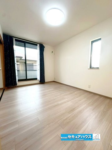 【中古戸建】名古屋市南区曽池町1丁目の洋室|【洋室6.5帖】
◆フローリング張替え済み
◆落ち着いた雰囲気が魅力の洋室です。収納スペースを備えているため、お部屋をすっきりと保てます。　　　　　　　　　　　　　　　　　　　　　　　　　　　　　　　