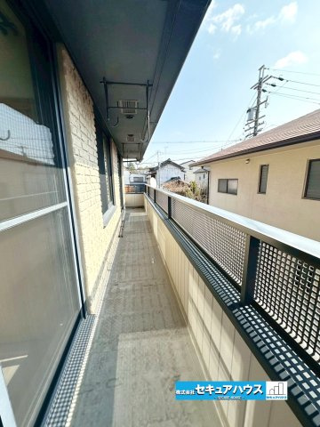 【中古戸建】名古屋市南区曽池町1丁目のバルコニー|【２Fバルコニー】
◆陽当たりと風通しの良いバルコニーは、洗濯物や布団干しに便利なスペースです。晴れた日には青空を眺めながらリフレッシュでき、ガーデニングや家庭菜園など趣味の空間としても活用可能。　　