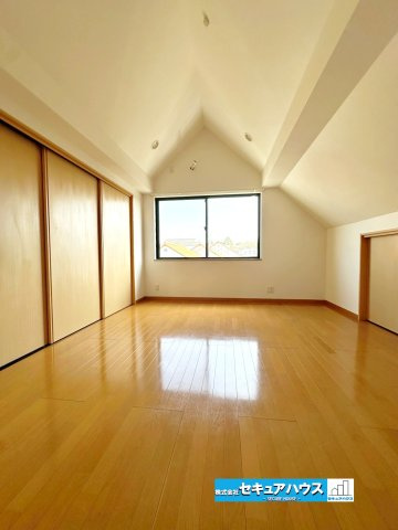 【中古戸建】名古屋市南区曽池町1丁目の洋室|【３F洋室8.2帖】
◆クロス張替え済み
◆ハウスクリーニング済み　　　　　　　　　　　　　　　　　　　　　　　　　　　　　　　　　　　　　　　　　　　　　　　　　　　　　　　　　　　　　　　　　　　