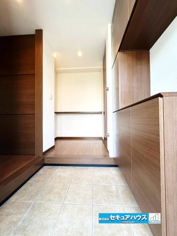 【中古戸建】名古屋市南区曽池町1丁目の玄関|【玄関】
◆お家に出会う人々を迎える玄関だからこそ、広々清潔感あふれる空間にしたいものです。採光・通風にも配慮された設計で毎日明るい空間をキープします♪　　　　　　　　　　　　　　　　　　　　　　　　