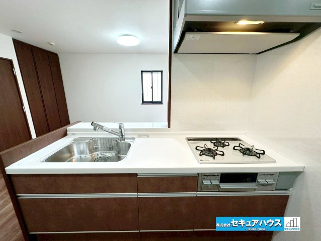 【中古戸建】名古屋市南区曽池町1丁目のキッチン|【１Fキッチン】
◆キッチン新品交換済み
◆「焼く・蒸す・煮る」の工程を同時進行で進めることができるので、料理を素早く作ることができます。育児でバタバタ忙しいママに嬉しい♪　　　　　　　　　　　　　　