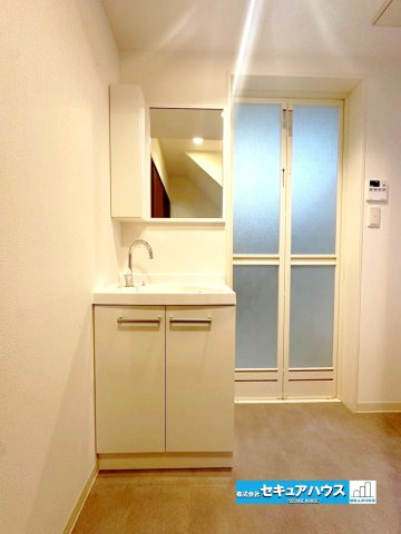 【中古戸建】名古屋市南区曽池町1丁目の独立洗面台|【１F洗面台】
◆洗面台新品交換済み
◆鏡の裏にはたっぷりと収納スペースを標準装備！
◆電源を付属しているのでドライヤーなど利用できます。　　　　　　　　　　　　　　　　　　　　　　　　　　　　　　　