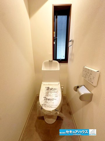 【中古戸建】名古屋市南区曽池町1丁目のトイレ|【１F高機能トイレ】
◆トイレ新品交換済み
◆高機能トイレの多くは便器のフタの開閉が自動であり、使用後に手動で水を流す面倒もなく非常に便利です。スタイリッシュな見た目でお掃除しやすく、節水効果が高い！