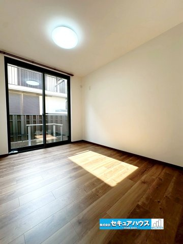 【中古戸建】名古屋市南区曽池町1丁目の洋室|【１F洋室3.8帖】
◆フローリング張替え済み
◆窓からたっぷりの陽光が差し込む明るく開放的な洋室です。ベッドやデスクを配置してもゆとりのある広さがあり、寝室や子ども部屋、書斎など多目的に活用できます