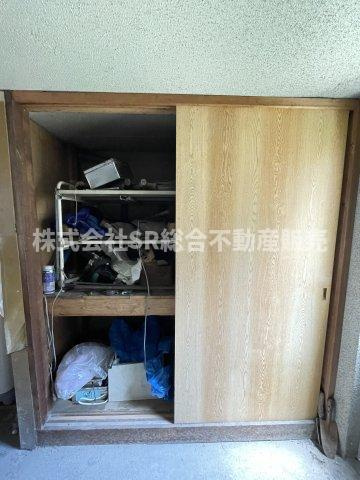 六万寺町3丁目中古戸建の収納|ビルトインガレージ内に物置があり収納豊富です！
