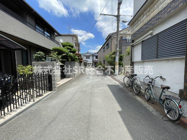 六万寺町3丁目中古戸建の前面道路含む現地写真|当日予約も大歓迎です！土日祝、雨の日やお子様連れのお客様の送迎も可能ですのでお気になさらずお問合せ下さい。お仕事終わりのお時間にも柔軟に対応致しますのでお気軽にお申し付け下さいませ。
