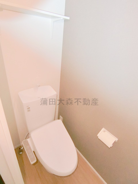 プライムスクエア池上のトイレ|棚と温水洗浄便座付きのトイレ