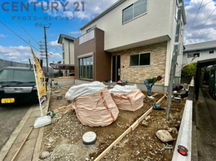 公園が近く、落ち着いた住環境が魅力で、子育て世代にも適した住みやすさがあります。
