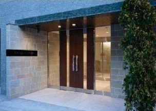 グランジュエ本所のエントランス|落ち着いたエントランスです