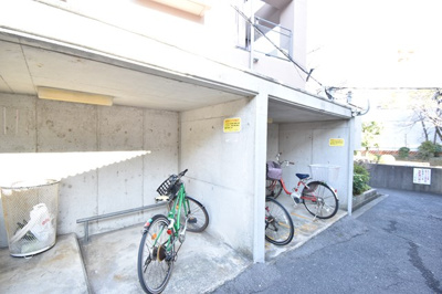 【駐輪場】 | 千里山ロイヤルマンション2番街D棟 | 現在ご返済中のカーローン・カードローン・教育ローンなどを住宅ローンに一本化したり、家具家電購入費用・引越し費用を住宅ローンと組み合わせるなど、お客さまにメリットの多い住宅ローンのご提案が可能です。
