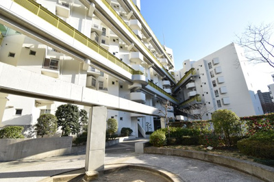 【エントランス】 | 千里山ロイヤルマンション2番街D棟 | 物件を比較検討したいお客様には、「物件比較見学プラン」をご用意しております。こちらの物件だけでなく、お客様の希望に沿った物件を、いくつかまとめてご案内させて頂きます。