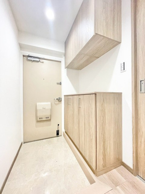【玄関】 | 千里山ロイヤルマンション2番街D棟 | こちらの物件近くの教育施設や、スーパー・公園など、物件周辺の住環境を併せてご案内させて頂きます。ぜひ、現地での暮らしをイメージなさって下さい！