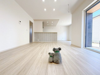 【居間・リビング】 | 伊勢崎市三室町　平屋　新築住宅 | ≪LDK≫
陽当りも良いリビング。
光が差し込む明るい空間はいつもの時間をより特別に…穏やかなひと時を一層充実した時間へ変えてくれます。
